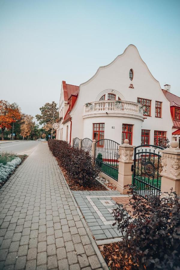 Bahnhofs Hotel Aluksne Bagian luar foto